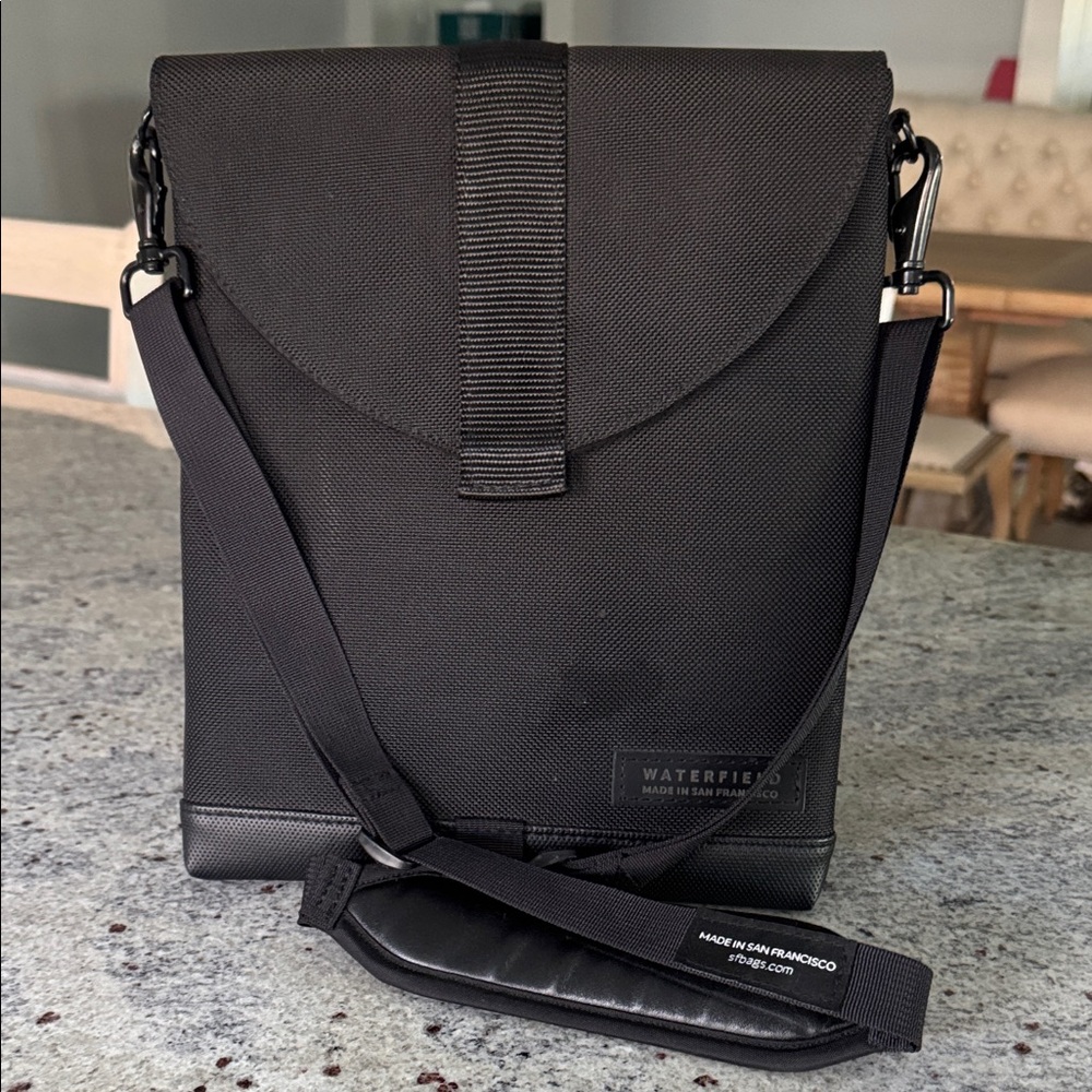 Waterfield Black tablet bag